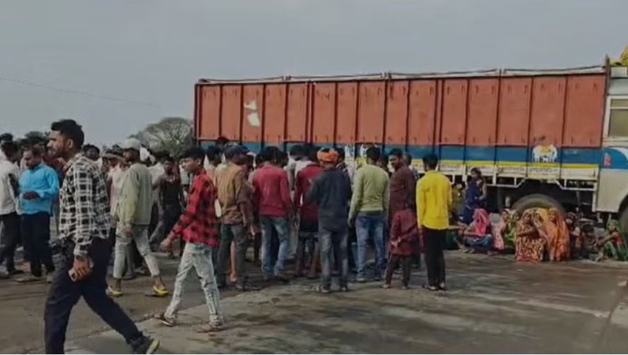 शहडोल: एसआईएसएफ के खिलाफ ग्रामीणों का चक्का जाम, मौके पर पहुंची पुलिस