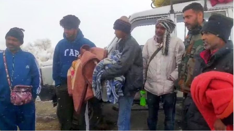 शिंकुला में फंसे 10 मजदूरों को पुलिस ने किया रेस्क्यू, लेह जाते समय खराब हो गई थी गाड़ी