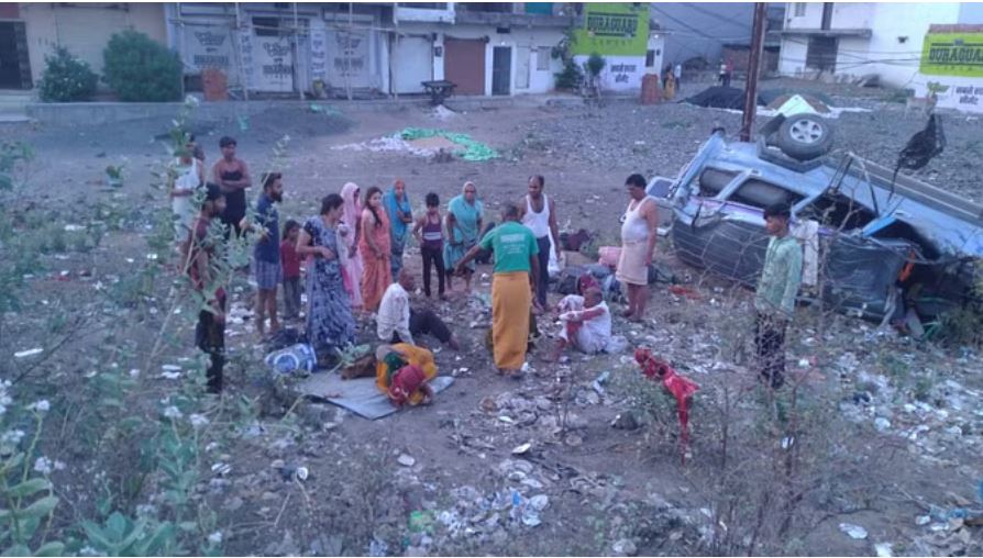 बद्रीनाथ से खरगोन लौट रहे दर्शनार्थियों का वाहन पलटा, दो की मौत, 7 घायल