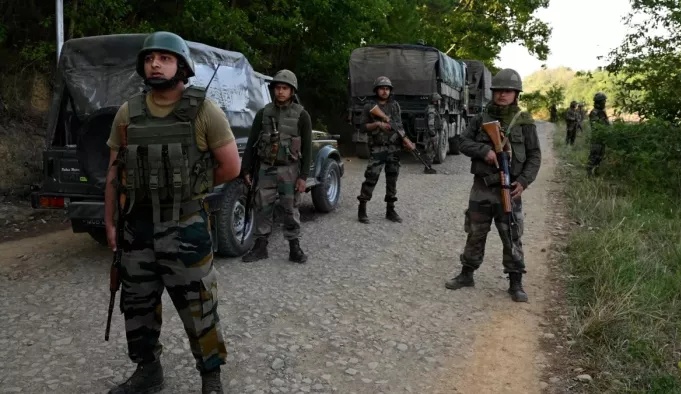 मणिपुर: उग्रवादियों ने दो पुलिस चौकियों समेत 70 घर फूंके