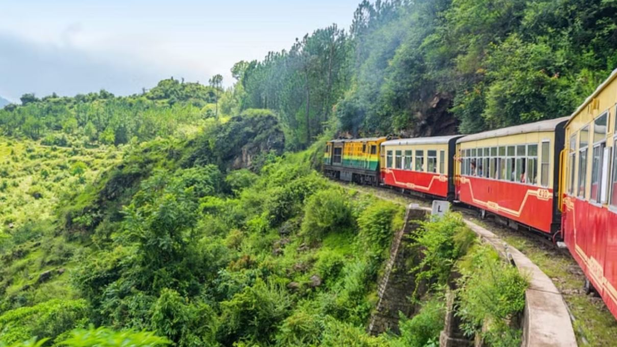 कालका-शिमला रेल लाइन ब्रिज के नीचे दरार... बिगड़ा संतुलन, आज 14 ट्रेनें रद्द