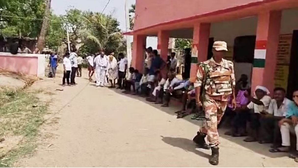 मतदान शुरू होने से पहले मां का निधन, बेटे बोले- पहले वोट डालेंगे, फिर करेंगे दाह संस्कार