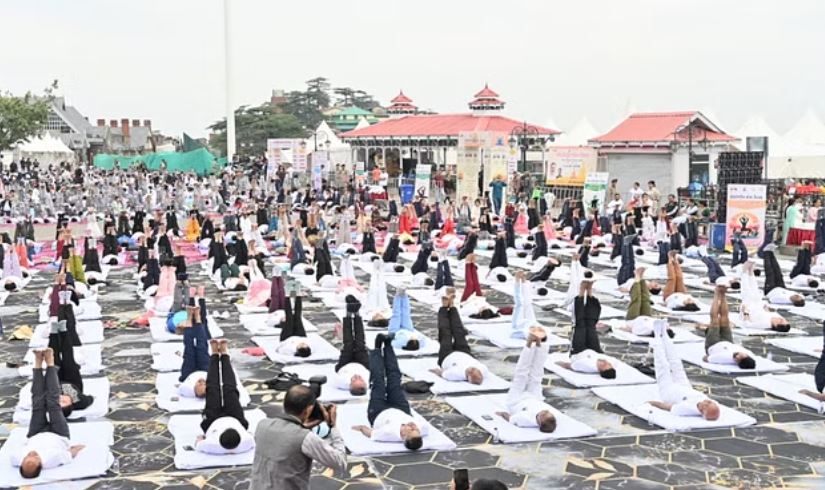 हिमाचल में हजारों ने किया योगाभ्यास, शिमला के रिज पर हुआ मुख्य कार्यक्रम