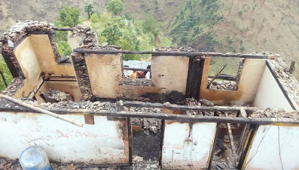मंडी: शिकावरी में दो मंजिला मकान में भड़की आग, 55 लाख स्वाह