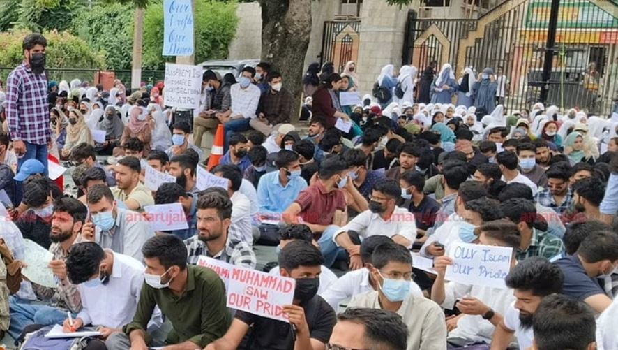 श्रीनगर: जीएमसी में आपत्तिजनक पोस्ट के खिलाफ प्रदर्शन