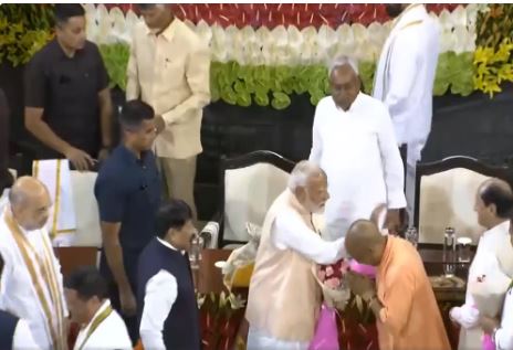 विरोधियों को मोदी ने दिया बड़ा संदेश, थपथपाई सीएम योगी की पीठ