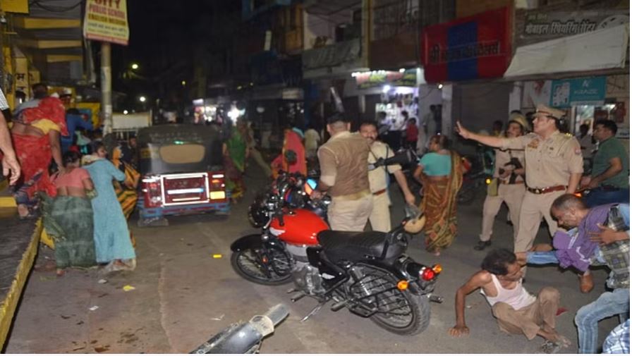 यूपी: बंदी के मौत पर गुस्साए परिजनों ने पुलिस पर किया पथराव