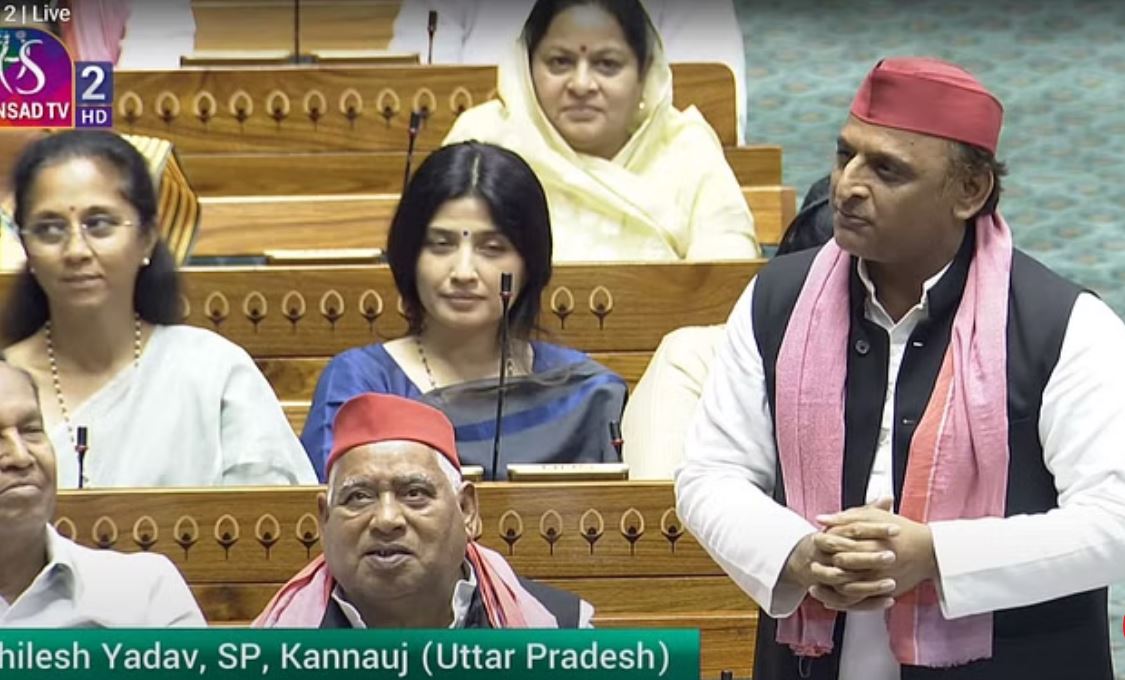 हमारे स्पीकर की कुर्सी बहुत ऊंची है, लोकसभा में अखिलेश की टिप्पणी पर हंस पड़े सांसद