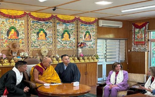 दलाई लामा से मिलीं पूर्व अमेरिकी स्पीकर नैन्सी पेलोसी, चीनी राष्ट्रपति पर लगाया बड़ा आरोप