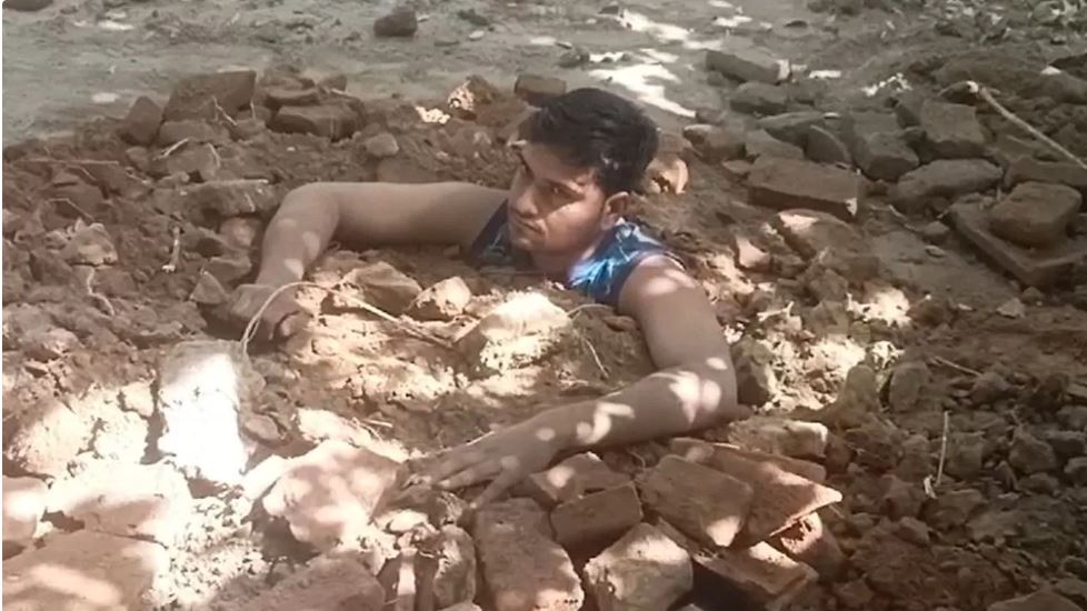 नही मिली अनुकंपा की नौकरी, सरकारी दफ्तर के सामने ले ली समाधि