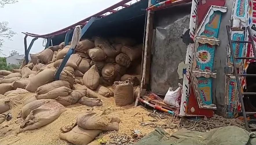 दमोह जबलपुर हाइवे पर हादसा, गेहूं से भरा ट्रक पलटा, चालक और परिचालक घायल