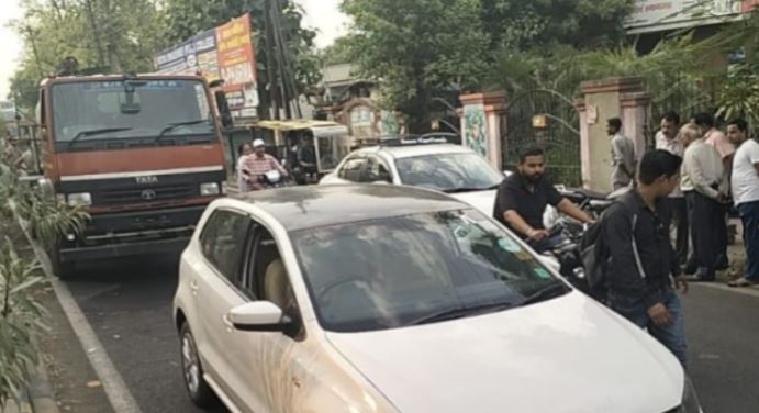 मुजफ्फरनगर: अधिवक्ता की कार में नगरपालिका की बिना नंबर वाली गाड़ी ने मारी टक्कर, हंगामा
