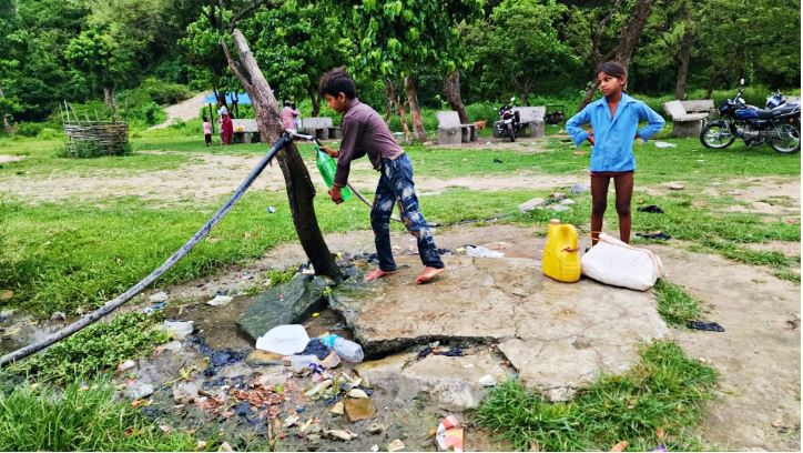 बिहार में इस जगह पानी के लिए तरस रहे लोग, पानी ढोने से होती है दिन की शुरुआत