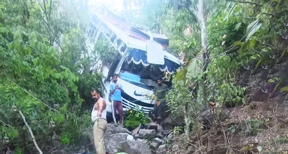 आतंकी हमला: खाई में नहीं गिरती बस तो सभी मारे जाते, 15 मिनट तक इन्होंने सामने देखी ‘मौत’