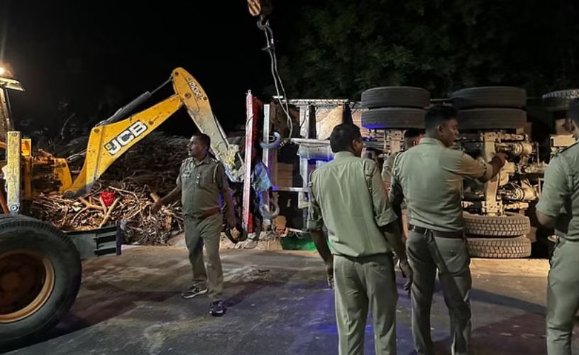 हरदोई: झोपड़ी पर पलटा बालू भरा ट्रक, आठ लोगों की मौत