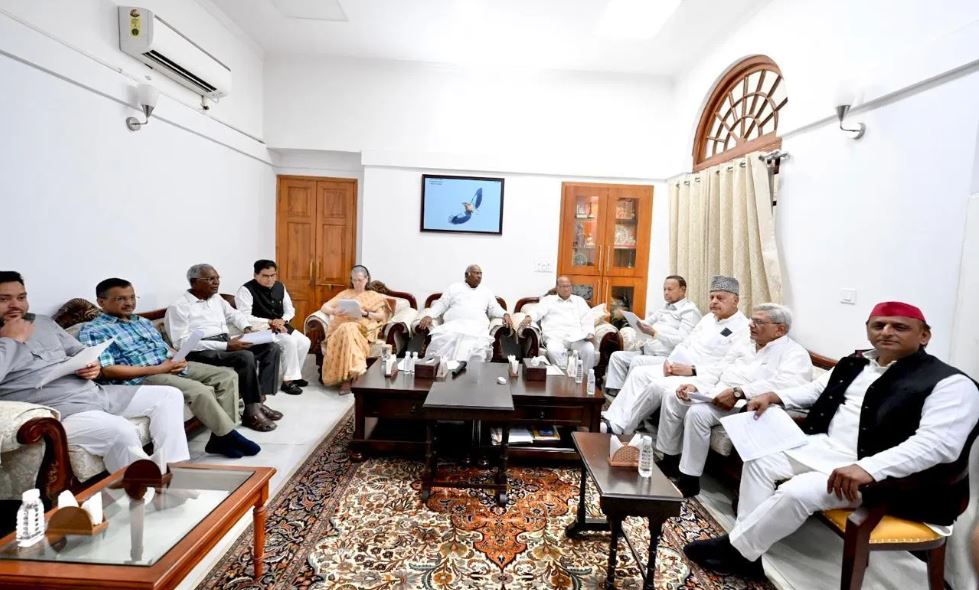 इंडिया गठबंधन की बैठक शुरू, जानें कौन-कौन है शामिल