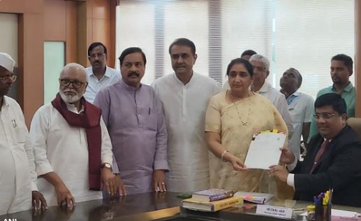 राज्यसभा जाएंगी अजित पवार की पत्नी सुनेत्रा, उपचुनाव के लिए किया नामांकन