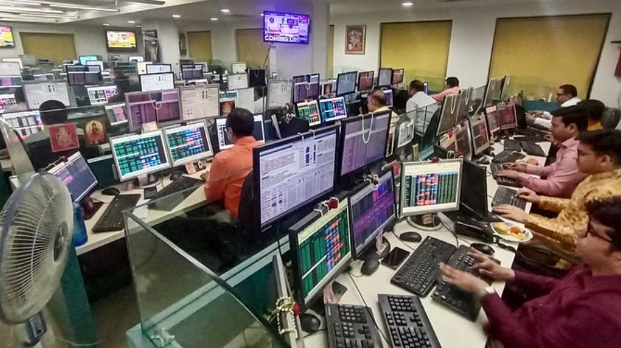 शेयर बाजार में बढ़त बरकरार; सेंसेक्स 200 अंक चढ़ा, निफ्टी 23600 के पार