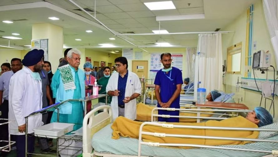 घायलों का हाल जानने पहुंचे एलजी मनोज सिन्हा, बोले- बख्शे नहीं जाएंगे आतंकी
