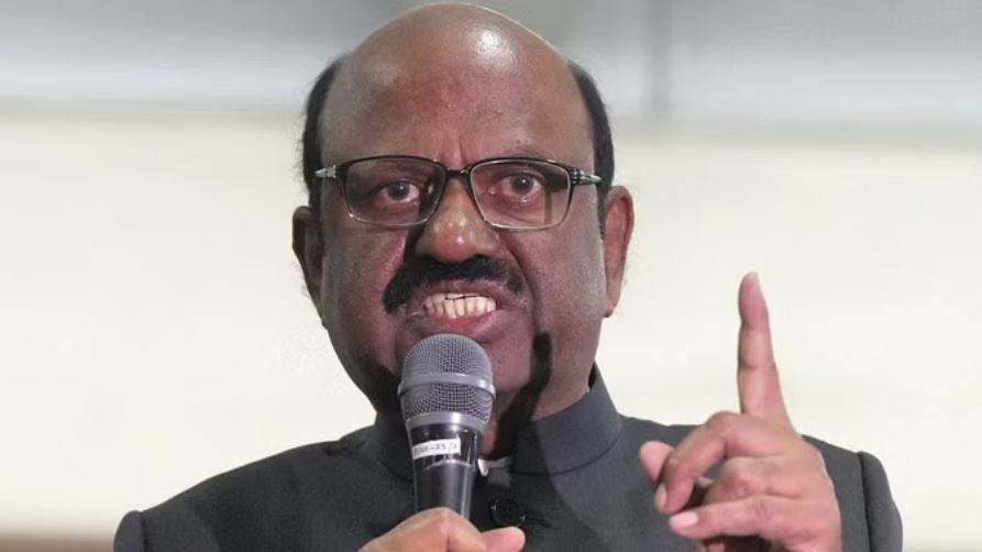 विधायकों के शपथ ग्रहण को लेकर बढ़ी तकरार, विधानसभा परिसर में धरने पर बैठे टीएमसी विधायक