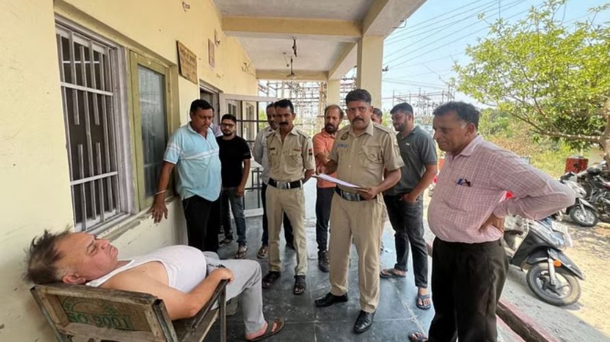 बिजली बोर्ड के कार्यालय में एक कनिष्ठ अभियंता नशे में धुत, गिरफ्तार
