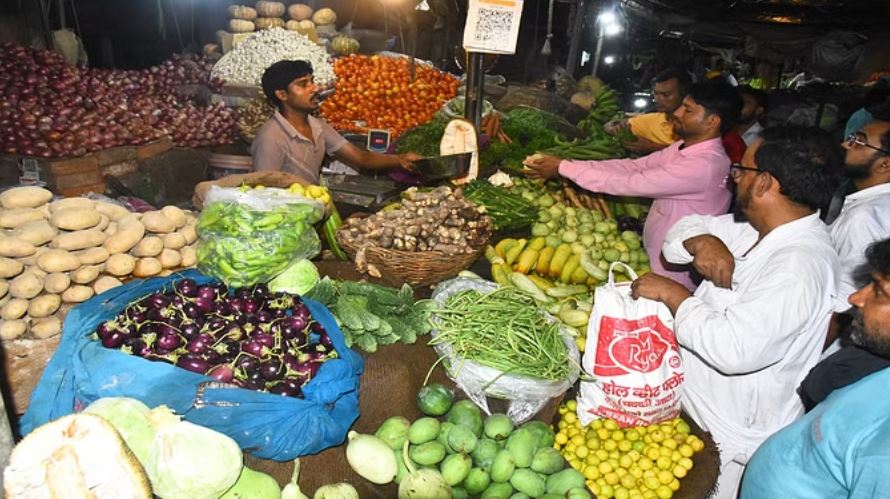 महंगाई ने बिगाड़ा घर का बजट: टमाटर से लेकर प्याज तक सब महंगा