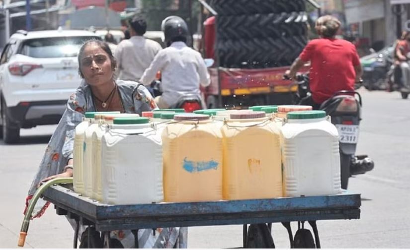 भीषण गर्मी से सूखने लगे तालाब, बोरिंग का पानी खत्म, नर्मदा सप्लाई भी कम