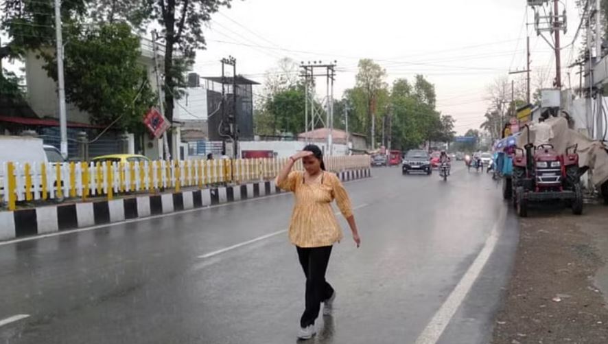 गर्मी के बीच दिल्ली-एनसीआर में हुई हल्की बूंदाबांदी, चल रही तेज हवा