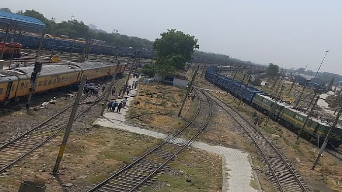 गाजियाबाद: स्टेशन से पहले भुवनेश्वर राजधानी एक्सप्रेस की दो बोगियां पटरी से उतरीं