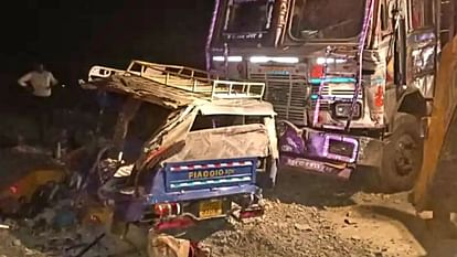 सोनभद्र में सवारियों से भरी ऑटो ट्रक से टकराई, हादसे में पांच की मौत