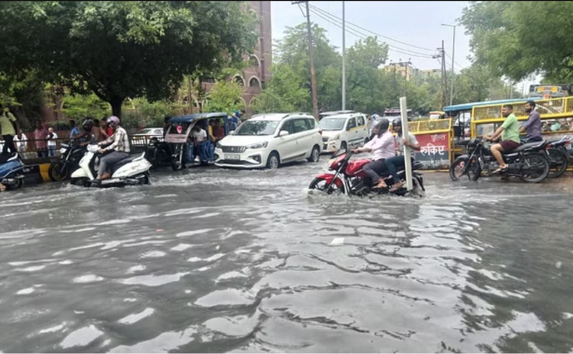 तस्वीरों में दिल्ली-एनसीआर की बारिश: बरसात राहत के साथ लाई आफत