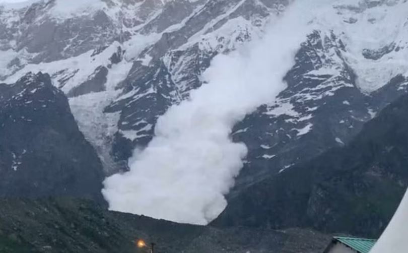 केदारनाथ: चोराबाड़ी क्षेत्र में टूटा ग्लेशियर, खाई में समाया बर्फ का गुबार