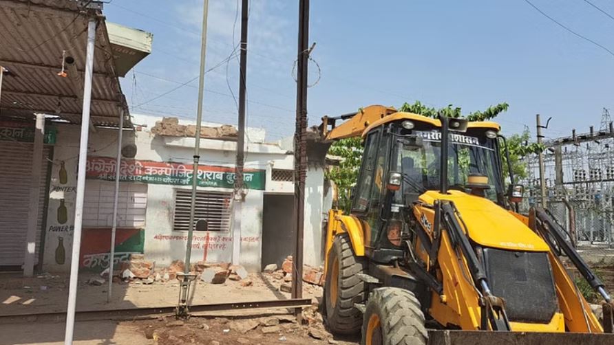 दमोह: शराब दुकान पर चला प्रशासन का बुलडोजर, हटाया गया अतिक्रमण