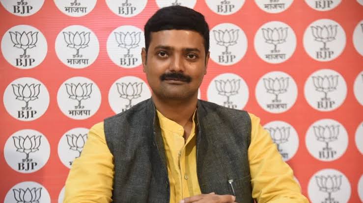 बीजेपी प्रवक्ता राकेश त्रिपाठी का यूपी पुलिस पर बदसलूकी का आरोप