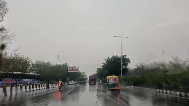 दिल्ली-एनसीआर में झमाझम बारिश से मौसम हुआ सुहाना