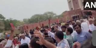 इंडिया गठबंधन के नेताओं का संसद भवन में गांधी प्रतिमा के सामने प्रदर्शन