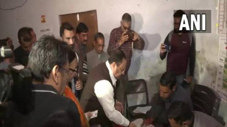 भाजपा अध्यक्ष जेपी नड्डा ने हिमाचल प्रदेश के बिलासपुर में डाला वोट