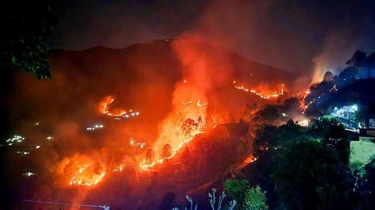उत्तराखंड के जंगलों में आग का तांडव: अब तक 10 की हुई मौत