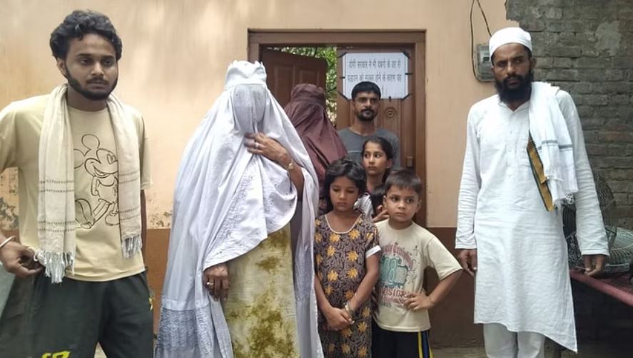 मुजफ्फरनगर: पलायन को मजबूर, घर के बाहर पोस्टर चस्पा कर परिवार ने लगाए गंभीर आरोप