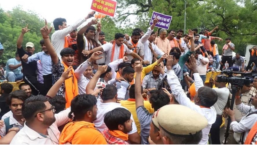 'जय फिलिस्तीन' पर बवाल: हिंदू सगंठनों ने ओवैसी के खिलाफ खोला मोर्चा
