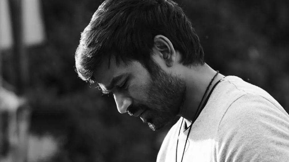 पहले नागार्जुन, अब धनुष के बॉडीगार्ड ने फैंस को दिया धक्का, भड़के लोग