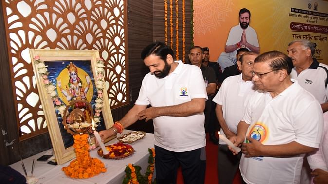 अंतरराष्ट्रीय योग दिवस: हरियाणा के सीएम नायब सिंह सैनी ने हिसार में किया योग
