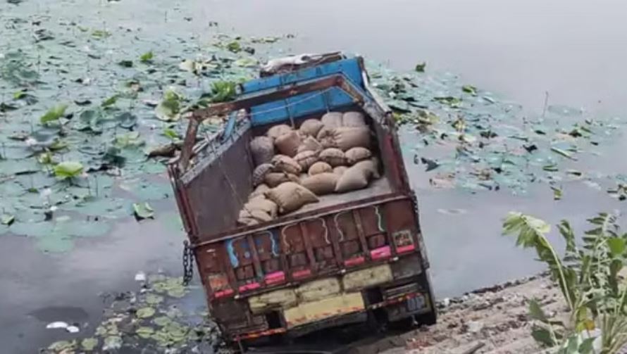 टीकमगढ़: तालाब में बोरियों से भरा ट्रक घुसा, तेज स्पीड के कारण हुआ हादसा