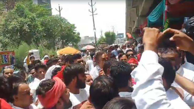 लखनऊ में मतगणना के बीच सपा-बीजेपी कार्यकर्ताओं में झड़प