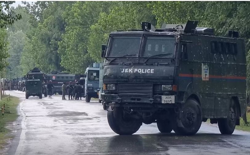सोपोर में मुठभेड़, दो आतंकवादी मार गिराए, पुलिसकर्मी घायल, अभियान जारी