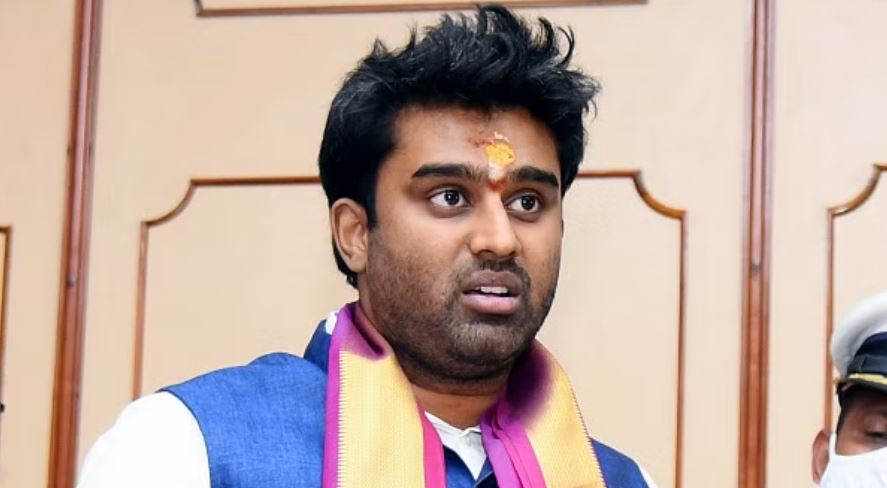 कर्नाटक: जेडीएस पार्टी के पुरुष कार्यकर्ता के यौन शोषण मामले में घिरे सूरज रेवन्ना