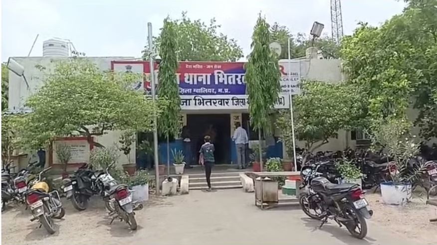 सीमांकन करने पहुंचे आरआई और पटवारी को ग्रामीणों ने बंधक बनाकर पीटा