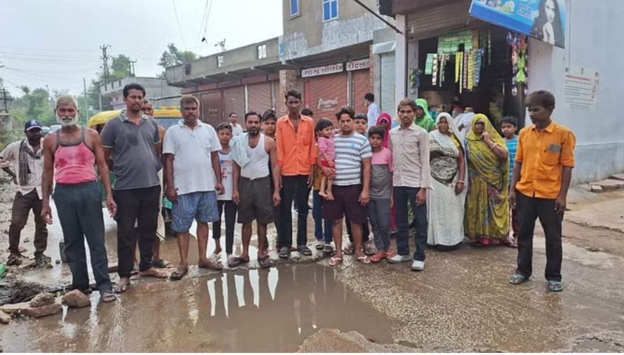 करौली: सीवरेज टैंक से ओवरफ्लो हो रहा गंदा पानी, गंदगी के साथ बदबू से आमजन परेशान