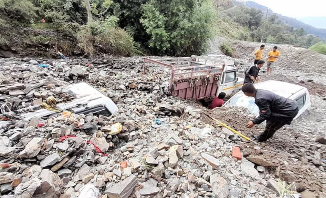 हिमाचल: मानसून की पहली ही बारिश से तबाही, भूस्खलन से आठ गाड़ियों को नुकसान