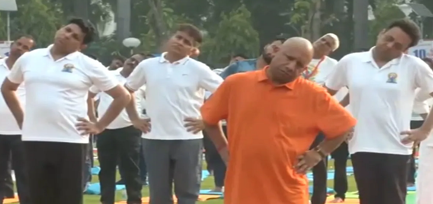 अंतरराष्ट्रीय योग दिवस: योगी आदित्यनाथ ने राज्यपाल आनंदी बेन के साथ किया योग